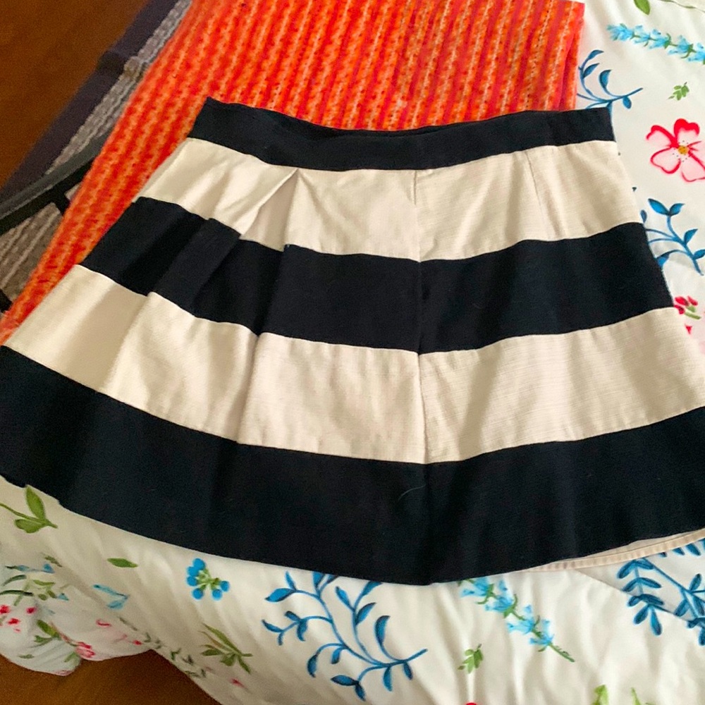 Pleated and lined black and white mini skirt.